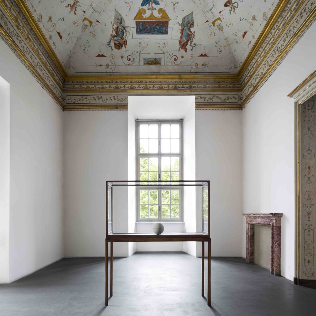 Opera "The Spherical Book (Il libro sferico)" di James Lee Byars