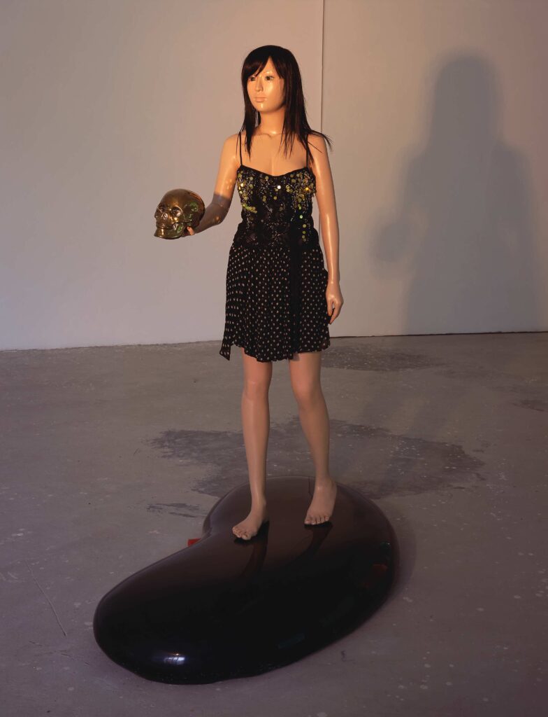 Opera "A Girl Holding a Skull on a Kidney (Ragazza che tiene un teschio su un rene)" di Liu Ding