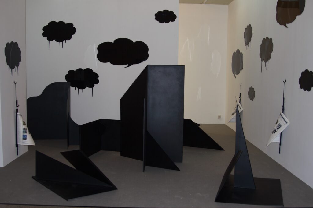 Opera "Gravestone for Rumour Monger (Lapide per un messaggero di pettegolezzi)" di Liu Ding
