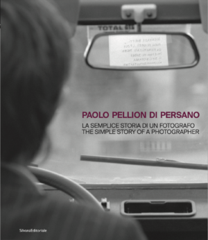 Paolo Pellion di Persano, Alighiero Boetti in automobile, Torino, 1981. Castello di Rivoli Museo d'Arte Contemporanea, Rivoli-Torino / CRRI – Centro di Ricerca Castello di Rivoli / Archivio Paolo Pellion di Persano / Donazione Eredi Paolo Pellion di Persano