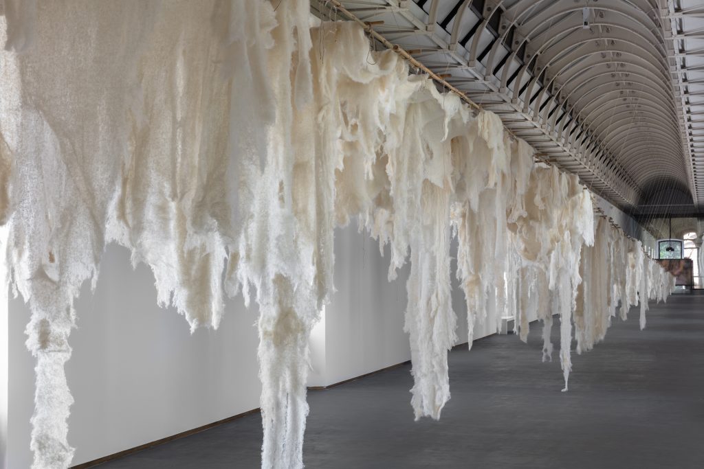 Cecilia Vicuña: El glaciar ido (The vanished glacier / Il ghiacciaio scomparso)