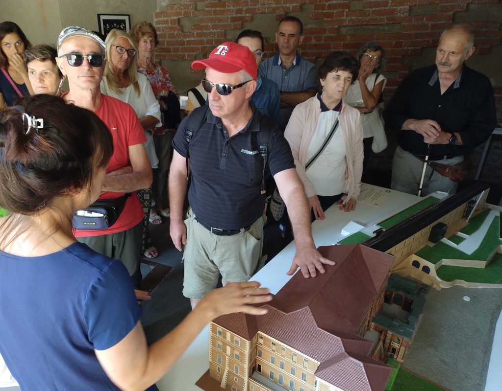 gruppo dell'unione italiana ciechi e ipovedenti davanti al modello tattile del Castello di Rivoli