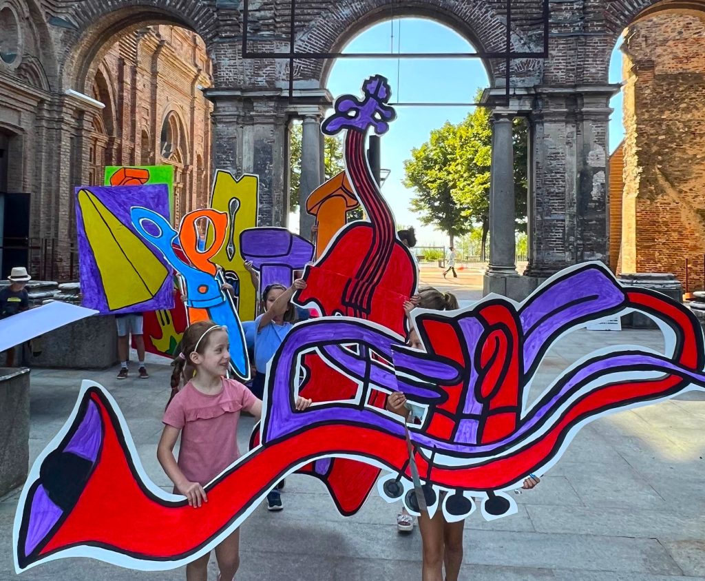 Laboratorio Art & Sound, bambini nell'atrio del Castello di Rivoli
