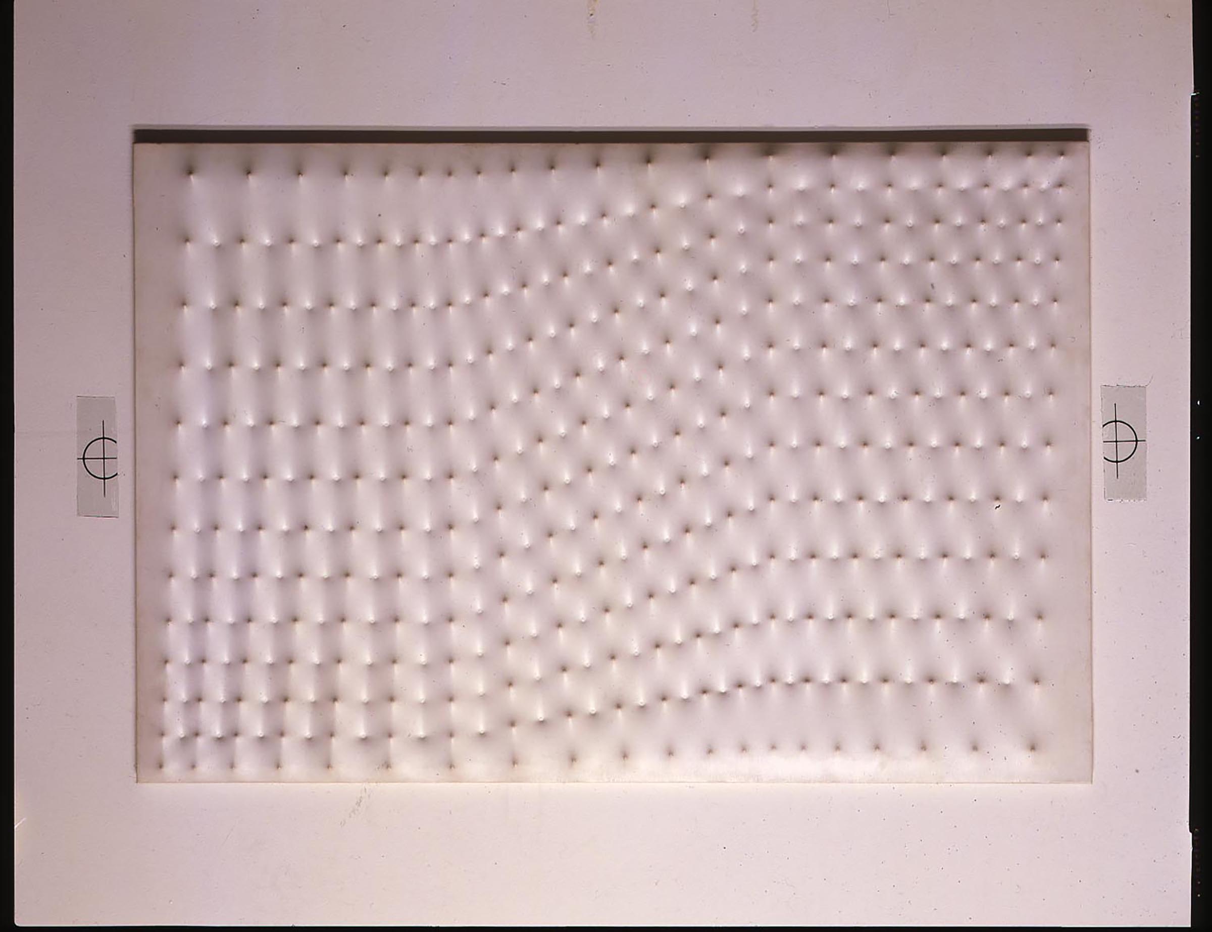 Enrico Castellani, Superficie, 1976