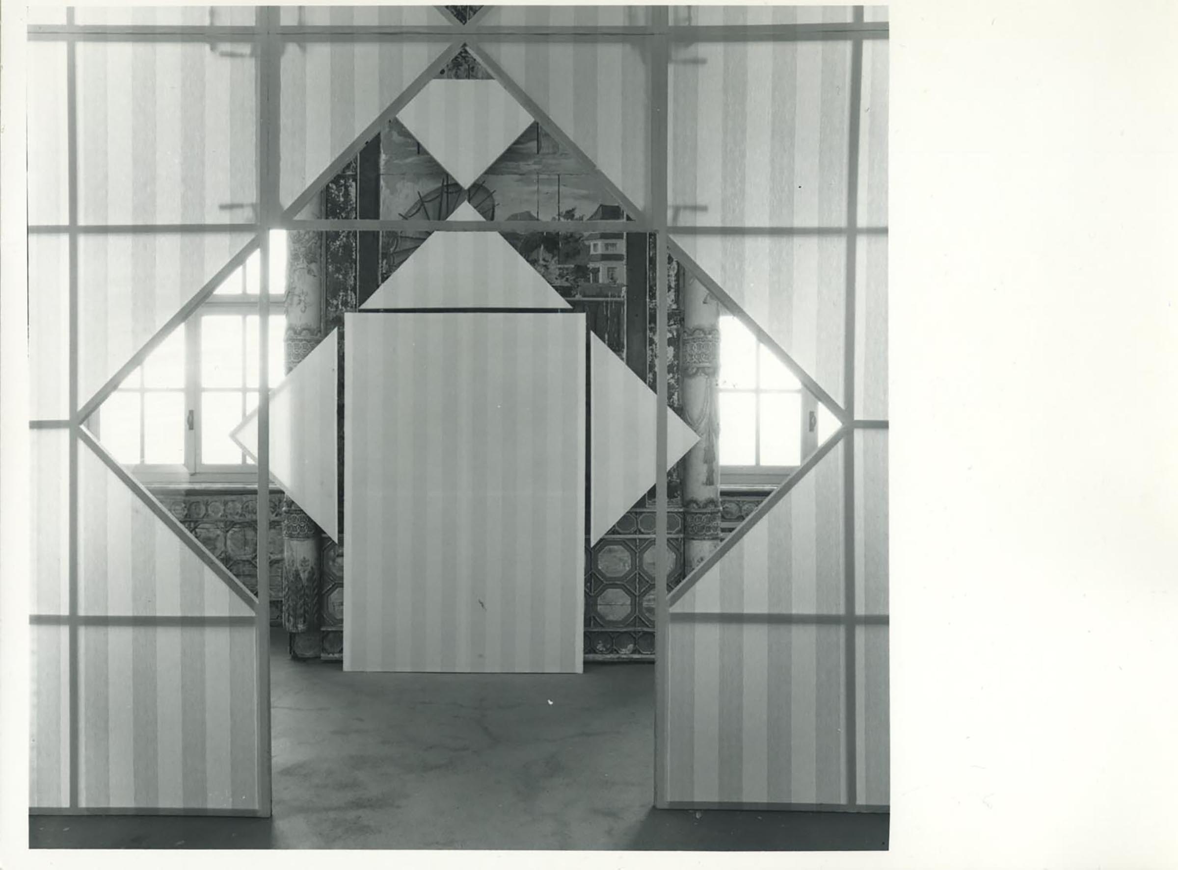 Daniel Buren, La Cabane u00e9clatu00e9e n. 3, travail situu00e9, 1984