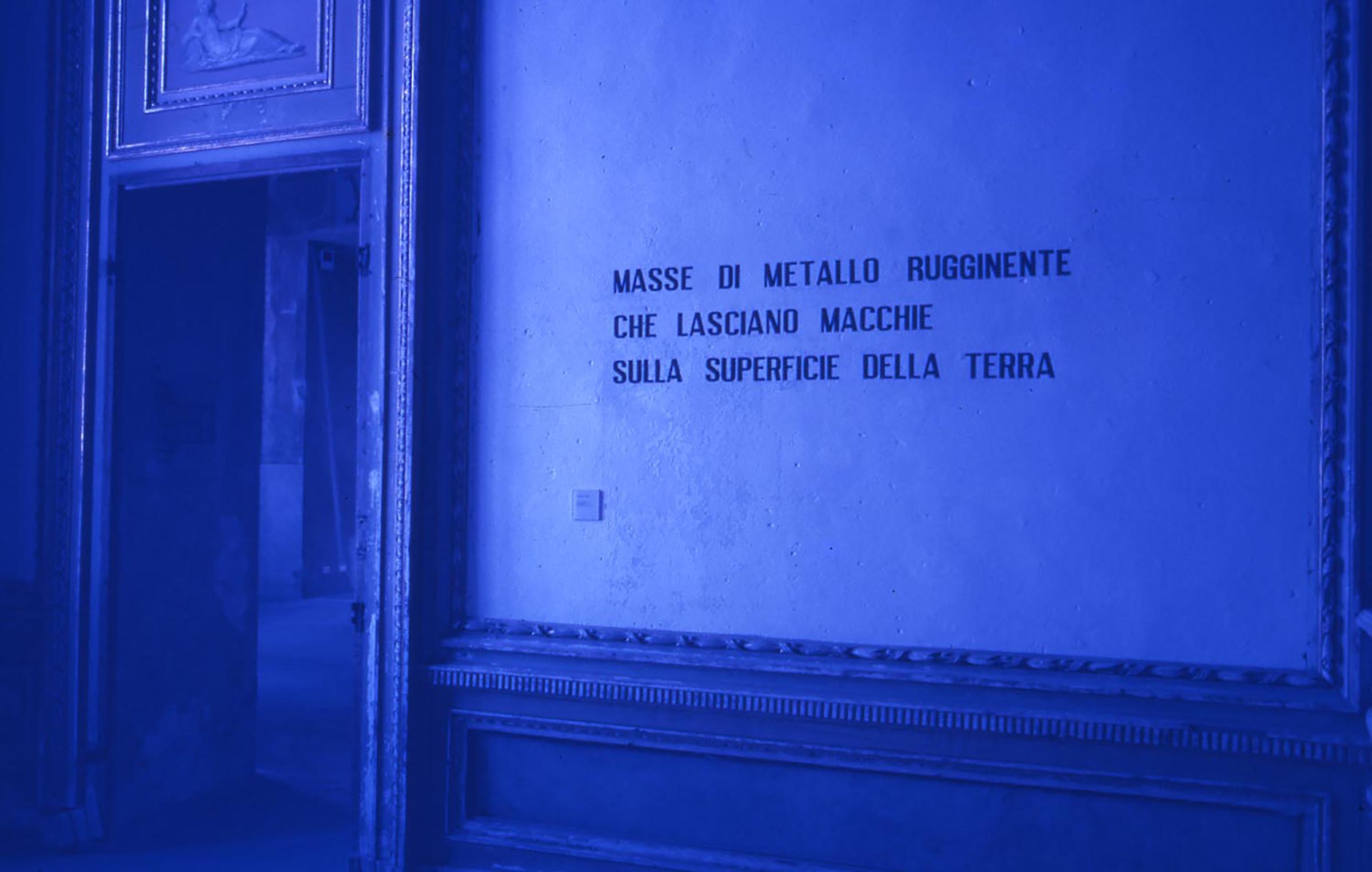 Lawrence Weiner, Masse di metallo rugginente che lasciano macchie sulla superficie della terra